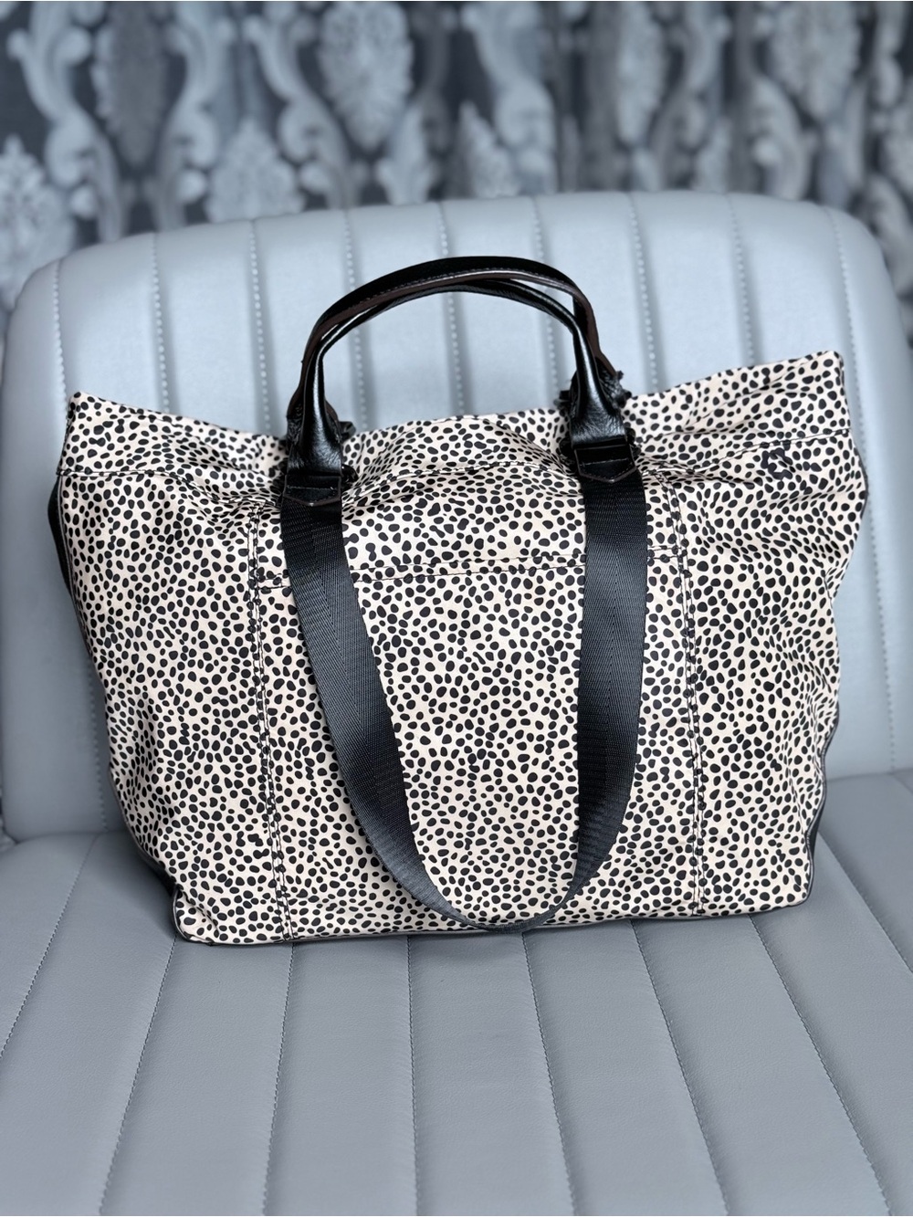 Aimee Kestenberg “Lighten Up” Large Tote Bag in Cheetah Print and Black Leather - Picture 5 of 9